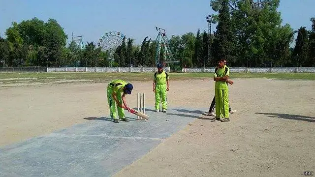 د خپل لاس بټ ورپسې ګرځوي د منډو واټن یې مالوم کړی وي او ځغلي