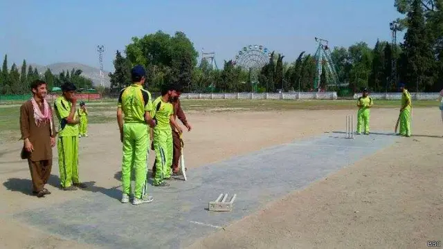 هغوی چې څه نه شي لیدای بال څه ډول وهلی او یا رانیولی شي، حیرانوونکې نه ده توپ شرنګېدلی وي او غوږ پسې وړي چې بال کوم پلو ځي.