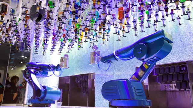Di Bionic Bar di atas kapal Quantum of the Seas, minuman koktail diracik oleh robot.