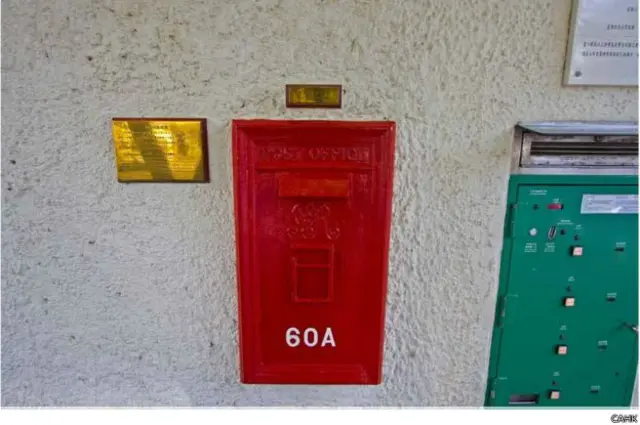 Ini adalah satu dari dua kotak pos peninggalan Raja George VI, dan satu dari beberapa yang masih dicat merah.