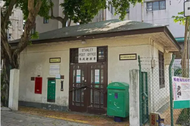 Meskipun tidak digunakan lagi, kotak pos ini masih dibiarkan berdiri di halaman kantor Pos Stanley yang dibangun pada tahun 1937.