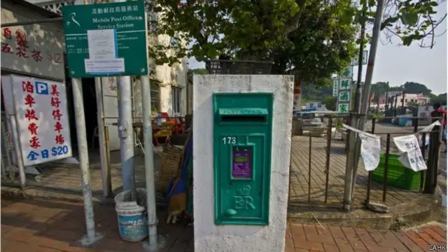 Kebanyakan kotak pos diletakkan berdampingan dengan halte bus kota.