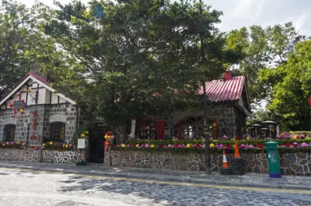 Salah satu lokasi kotak pos yang paling indah terletak di jalan yang mengarah ke Hong Kong Victoria Peak yang terkenal.