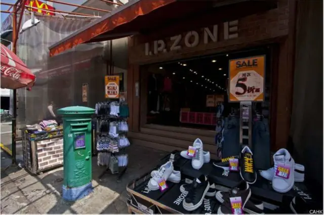 Kotak pos juga dapat ditemukan di kawasan atau sudut lain Hong Kong, misalnya di Cheung Chau.