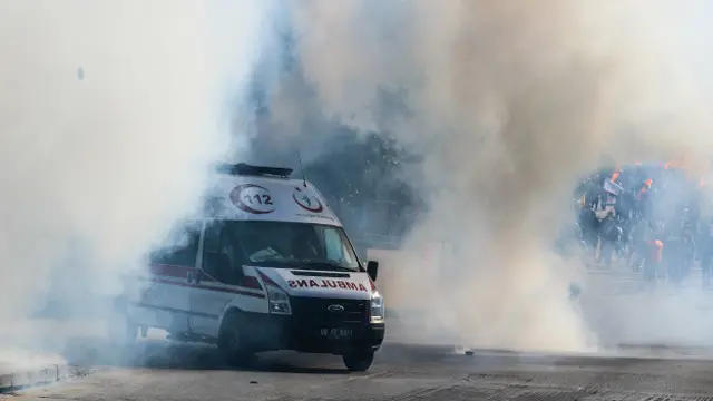 Скорая помощь на месте взрывов в Анкаре