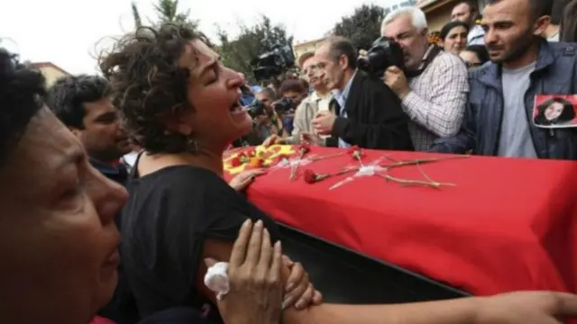 Ankarada bazar ertəsi partlayışda ölənlərin dəfni davam etdirilib.