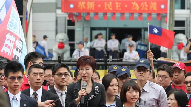 在眾多政治評論中,洪秀柱普遍被認為是此次國民黨大敗的「前因」,是在當時她還是國民黨總統參選人身份時,曾經因「心直口快」的性格,講出不少言論如捨棄「一中各表」改「一中同表」等,嚇跑不少中間偏藍選民。