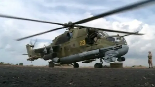 مروحية روسية على المدرج في قاعدة جوية بالقرب من مدينة اللاذقية الساحلية