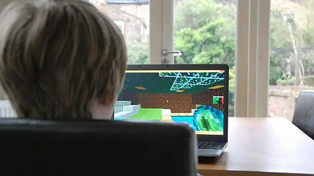 تحقیق میں شامل 81 فیصد نوجوان روزانہ کئی گھنٹے سوشل میڈیا کا استعمال بھی کرتے تھے