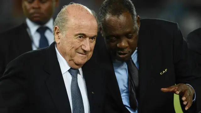 Blatter junto al actual presidente interino de la FIFA, el camerunés Issa Hayatou.