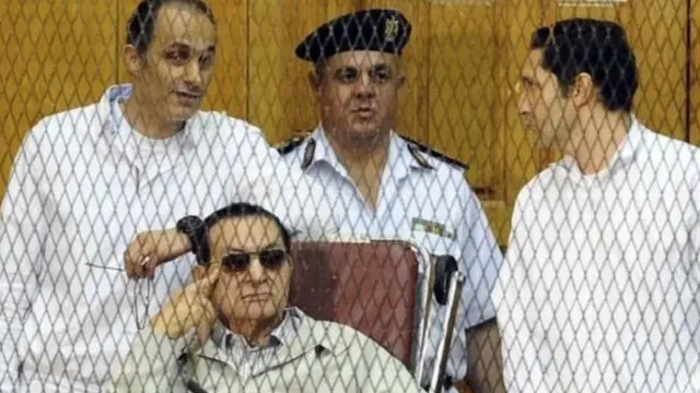 الرئيس السابق حسني مبارك وابناه جمال وعلاء حكوموا في قضايا فساد لم تلق الأحكام فيها رضا كثير من المصريين.