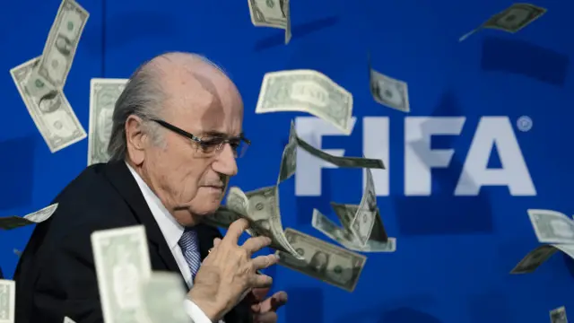 Blatter es la figura a la que todos apuntan por los escándalos de corrupción en los que se ha visto involucrado la FIFA, organismo que ha presidido desde 1998.
