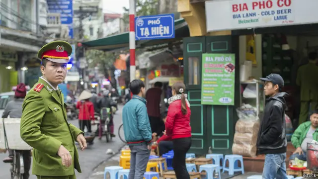 Khu phố Tạ Hiện là nơi có nhiều quán bia hơi đông người Việt Nam cũng như khách du lịch