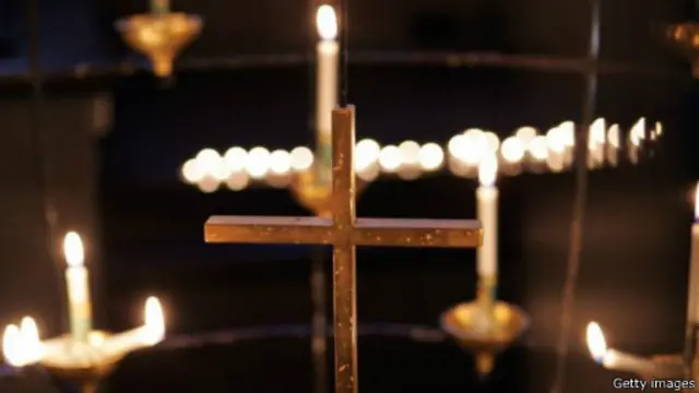Velas encendidas de una iglesia