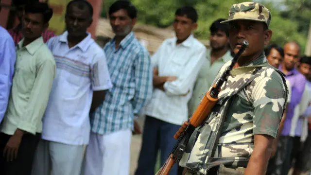 بعض علاقوں میں ماؤنواز باغیوں کا اثر و رسوخ کافی ہے اسی لیے وہاں سکیورٹی کے سخت انتظامات کیے گئے ہیں