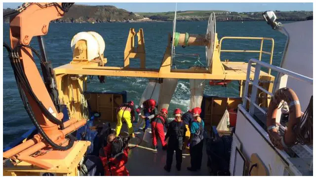 د څېړونکو ډله په سمندري اوبو کې پلاستیک لټوي