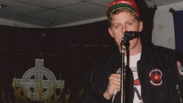 Bondade de quem eu odiava mudou minha vida', diz ex-skinhead - BBC