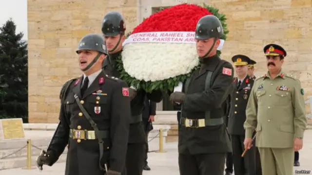 ماڈرن ترکی کے بانی کمال اتاترک کے مقبرے پر حاضری دیتے ہوئے