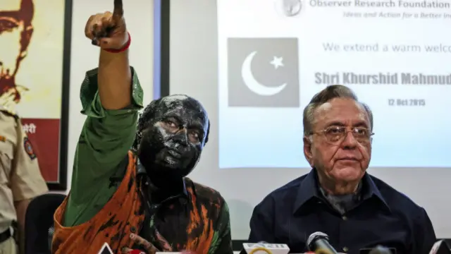 प्रेस कांफ्रेस मेें कसूरी के साथ सुधींद्र कुलकर्णी