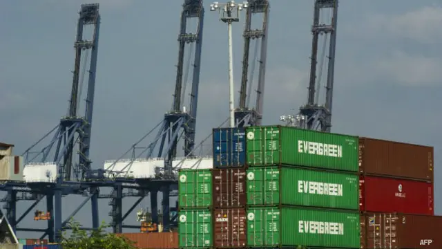 Contenedores para exportación en el puerto de Lázaro Cárdenas, Michoacán, México. 