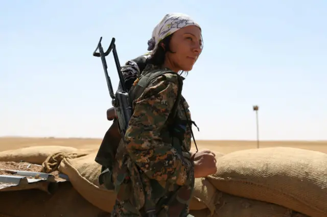 Молодая женщина - боец курдского отряда самообороны