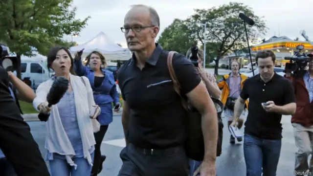 वाल्टर पाल्मर अपनी क्लीनिक की ओर जाते हुए.