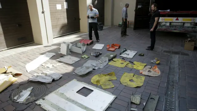 工作人员整理MH17机身残骸