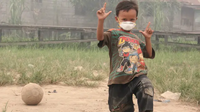 Anak-anak di Kota Palangkaraya, Kalimantan Tengah, bermain sambil menggunakan masker.