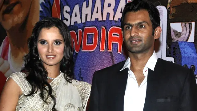 پاکستانی کرکٹر شعیب ملک کے ساتھ شادی کے بارے میں انھوں نے کہا کہ انھیں محبت ہوگئي تھی