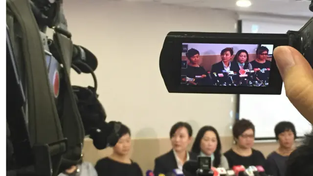 记者会吸引了数十家媒体到场。