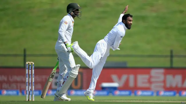 انگلینڈ نے پاکستان کے خلاف پہلے ٹیسٹ میچ کے لیے ٹیم میں دو سپنرز کو شامل کیا ہے۔ لیگ سپنر عادل عثمان رشید اپنا پہلا ٹیسٹ میچ کھیل رہے ہیں جبکہ آف سپنر معین علی پاکستان کے خلاف پہلا ٹیسٹ میچ کھیل رہے ہیں۔