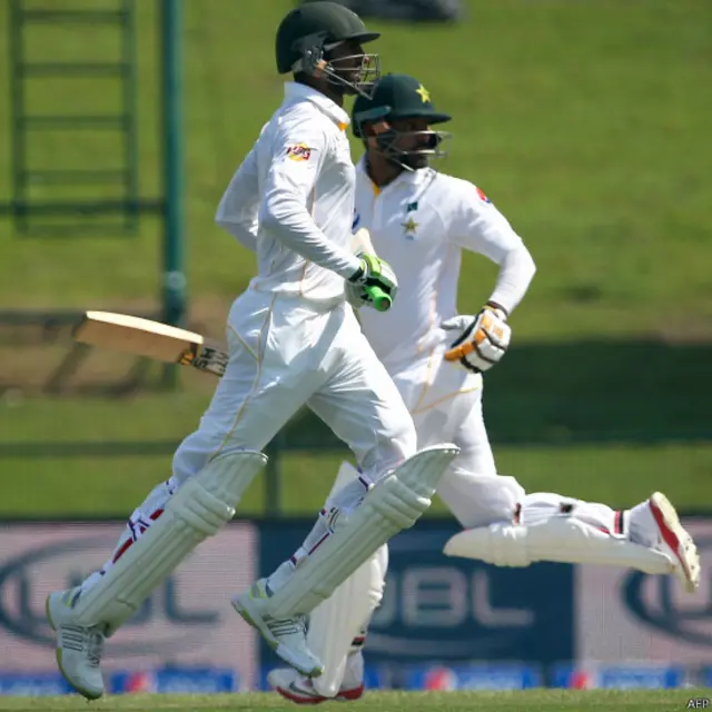 ابتدائی نقصان کے بعد محمد حفیظ اور پانچ سال بعد اپنا پہلا ٹیسٹ میچ کھیلنے والے شعیب ملک نے محتاط بیٹنگ کرتے ہوئے اپنی ٹیم کو مشکلات سے نکالا اور دوسری وکٹ کی شراکت میں 168 رنز بنائے۔