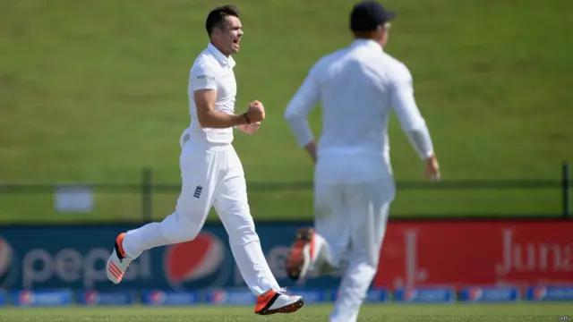 انگلینڈ کی جانب سے پہلی وکٹ جیمز اینڈرسن نے حاصل کی جب ان کی شاٹ پچ گینڈ شان مسعود کے ہیلمٹ سے ٹکراتی ہوئی وکٹوں پر جا گری۔