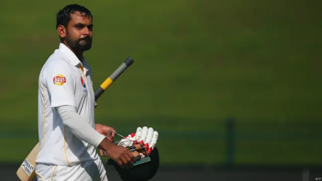 پاکستان کی جانب سے دوسرے آوٹ ہونے والے کھلاڑی محمد حفیظ تھے جنھوں نے شاندار بیٹنگ کا مظاہرہ کرتے ہوئے 98 رنز بنائے اور اپنی سنچری سے دو رنز کی دوری پر آؤٹ ہوگئے۔