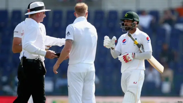 میچ کے دوران پاکستانی بلے بازوں اور انگلش بولروں کے درمیان تو تو، میں میں کے وقعات بھی پیش آئے۔