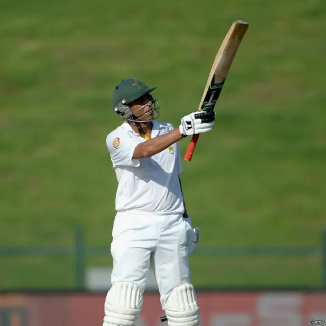 یونس خان نے معین علی کی گیند پر چھکا لگا کر پاکستان کی جانب سے ٹیسٹ کرکٹ میں سب سے زیادہ رنز بنانے کا ریکارڈ اپنے نام کر لیا۔ اس سے قبل یہ ریکارڈ جاوید میانداد کے پاس تھا۔