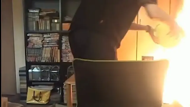 Cuando Daasuke se dio cuenta de que su casa se estaba quemando, ya era tarde.