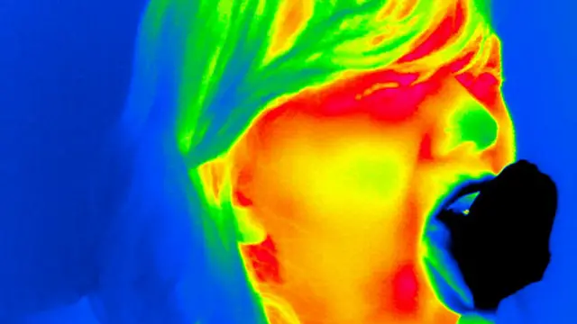 Инфракрасная фотография человека, который есть мороженое