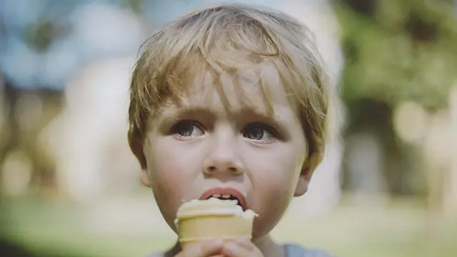 Мальчик с мороженым