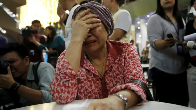 التقرير يسأل لماذا انتظر أهالي الضحايا أياما قبل معرفة من كان على متن الطائرة من ذويهم