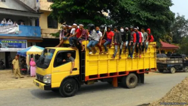 Sekelompok orang yang dikatakan menolak keberadaan gereja di Aceh Singkil.
