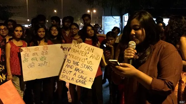 کچھ خواتین کا کہنا ہے کہ تحفظ کے نام پر کرفیو لگانا مردوں کے معاشرے کو دوبارہ زندہ کرنے کی کوشش ہے