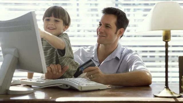 Отец и сын перед компьютером