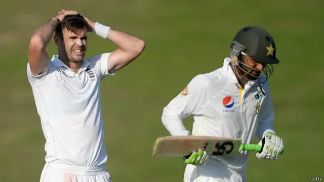 جیمز اینڈرسن کی بولنگ پر دو کیچ ڈراپ ہوئے