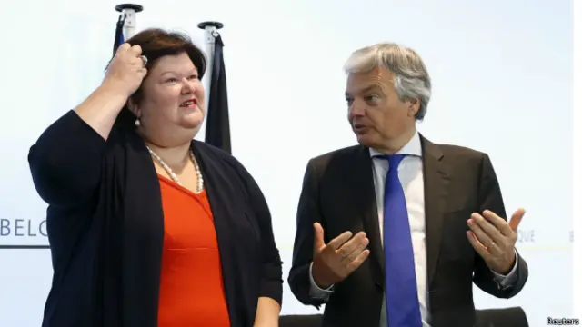 Belçika Federal Halk Sağlığı Bakanı Maggie de Block (solda) yeni yasa tasarısının mimarı
