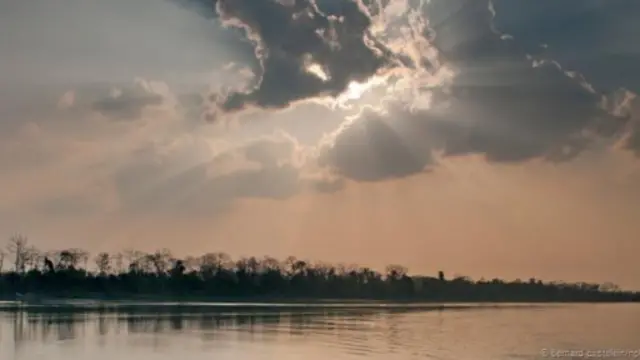 Kafin ruwan sama da walkiya da tsawa a kogin Brahmaputra na Indiya