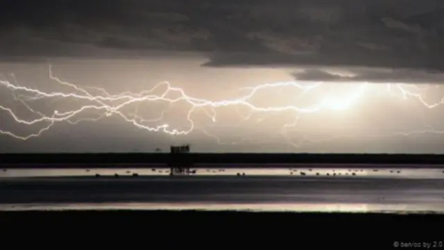 Gabar teku mai kusurwa-kusurwa kan haddasa walkiya da tsawa sosai