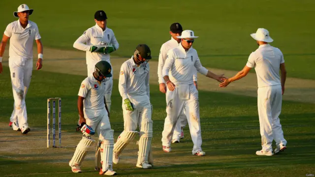 ابو ظہبی ٹیسٹ کا پہلا دن بظاہر پاکستان ٹیم کے نام رہا۔ پہلے دن کے کھیل کے اختتام پر پاکستان نے چار وکٹوں کے نقصان پر 286 رنز بنائے تھے۔