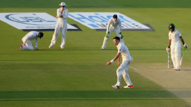 پہلے ٹیسٹ میچ کا پہلا دن انگلینڈ کی ٹیم کے لیے خاصہ مشکل ثابت ہوا۔انگلش بولرز کو پاکستانی بلے بازوں کو آؤٹ کرنے میں دشواری کا سامنا کرنا پڑا اور جو ایک دو موقعے انھیں ملے وہ این بیل نے سلپ میں کیچز گرا کر گنوا دیے۔