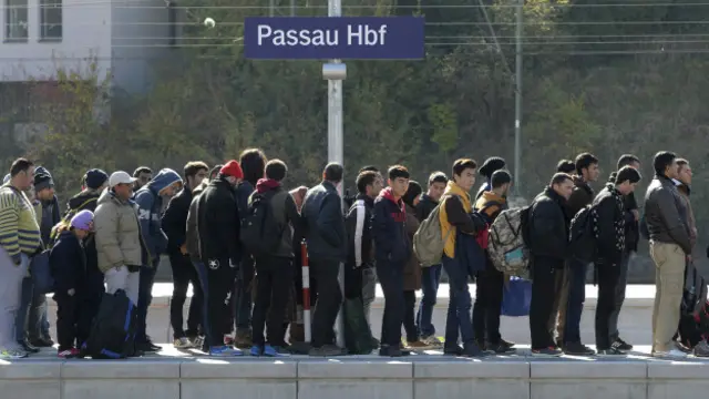 Очередь из беженцев в Берлине